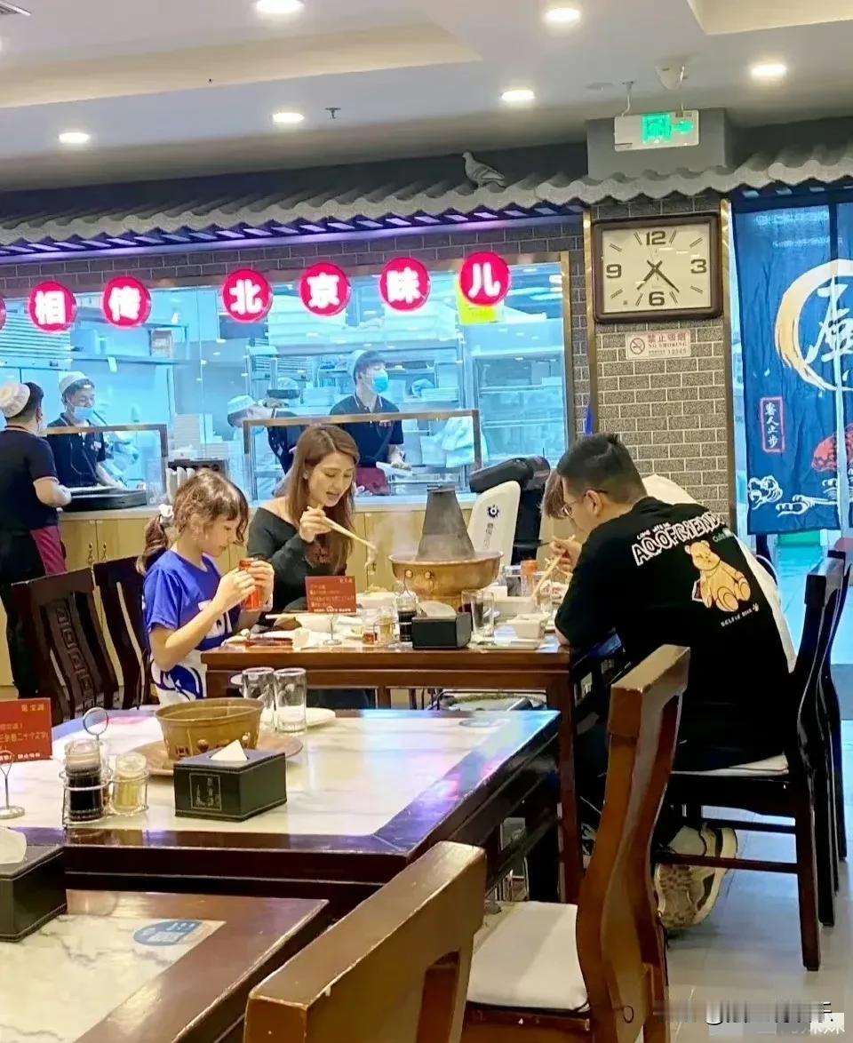 网友偶遇偶像洪欣带着女儿去吃北京铜锅涮肉啦！10岁的小宝贝已经长成大姑娘的模样了