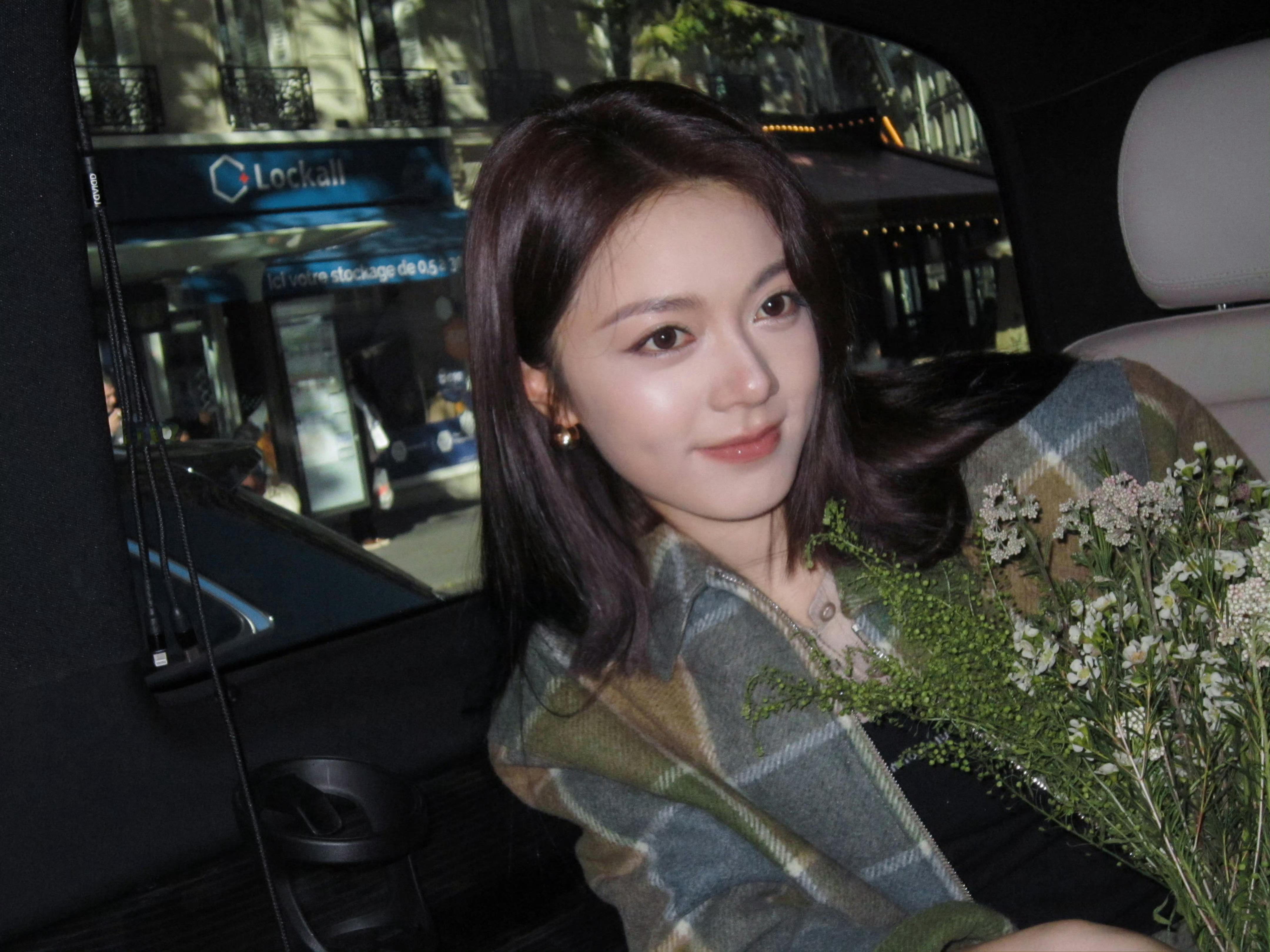 赵今麦在国外美成啥了 赵今麦巴黎时装周看秀造型，这个富家千金感，好甜好香好美[羞