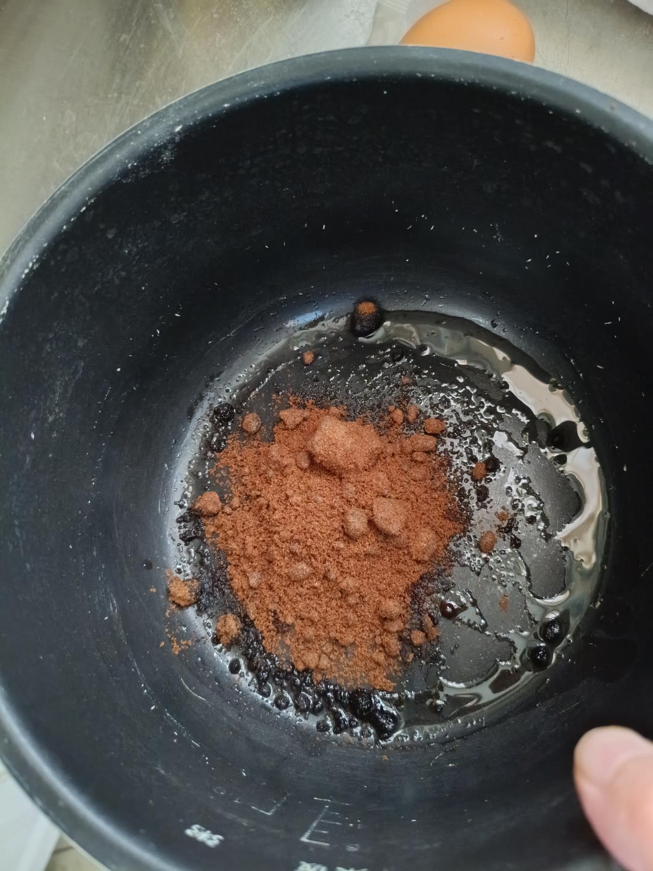 从手机视频里看到用电饭煲做红糖发糕，今天下午试一试:

    锅里抹了点油，加