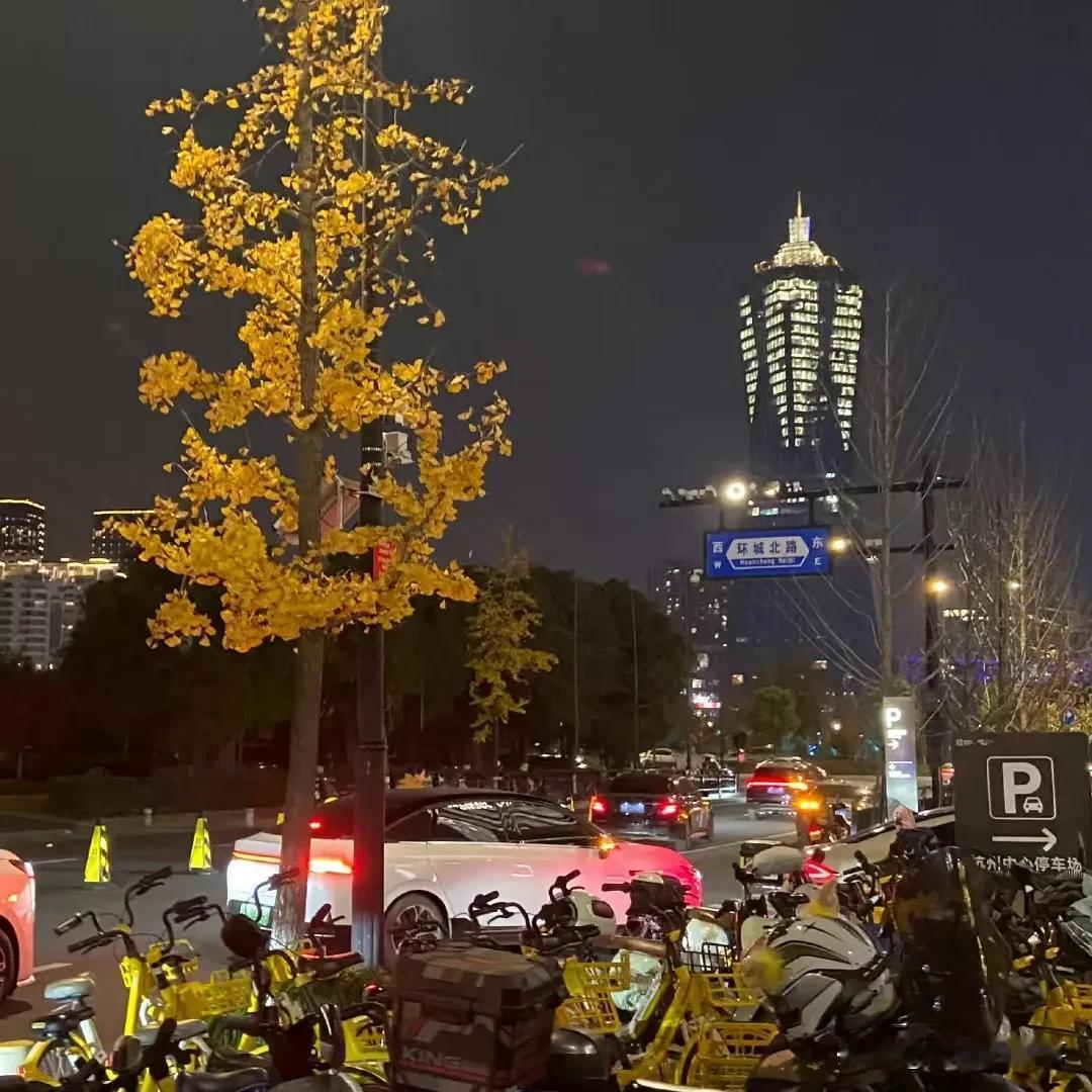 马上又要到春节了！人们在工作之余，开始琢磨着如何过春节了，下午在幼儿园门口接孩子