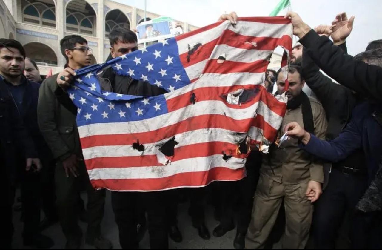 凌晨醒来，全球焦点骤变——美国与伊朗握手言和，约定停火14天！这场由美以联手点燃