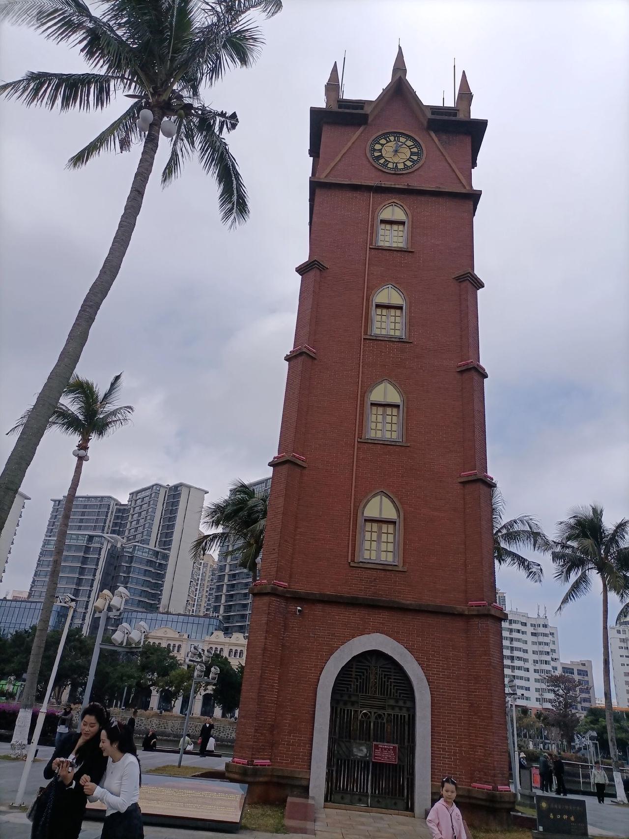 跟着我看海口的人文古迹：海口钟楼(图1)，很漂亮吧！后面的湖，城堡式的红房子是亮