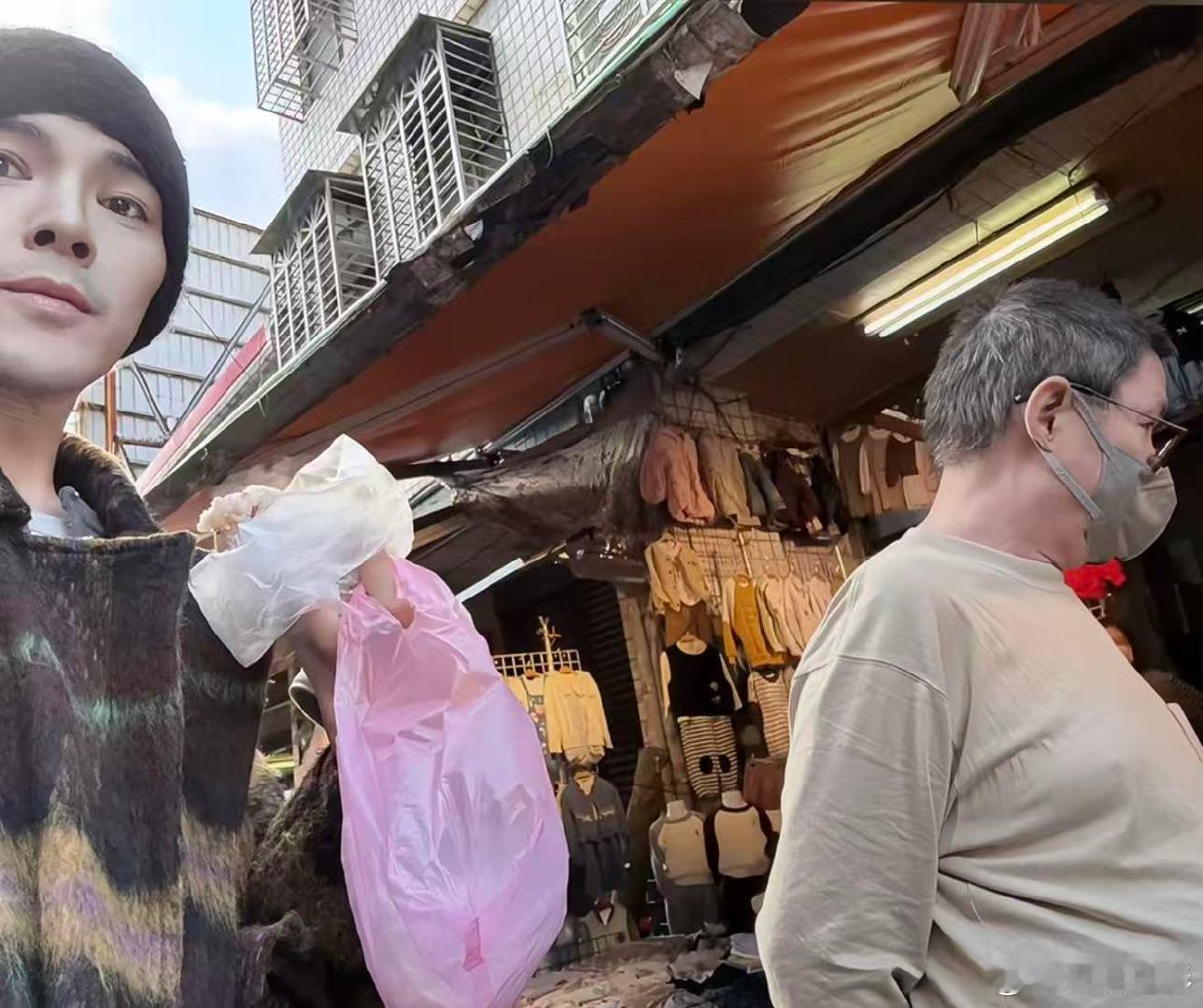 向佐晒与岳父合照向佐陪岳父遛弯 12月16日，在社交平台分享陪伴家人vlog，还