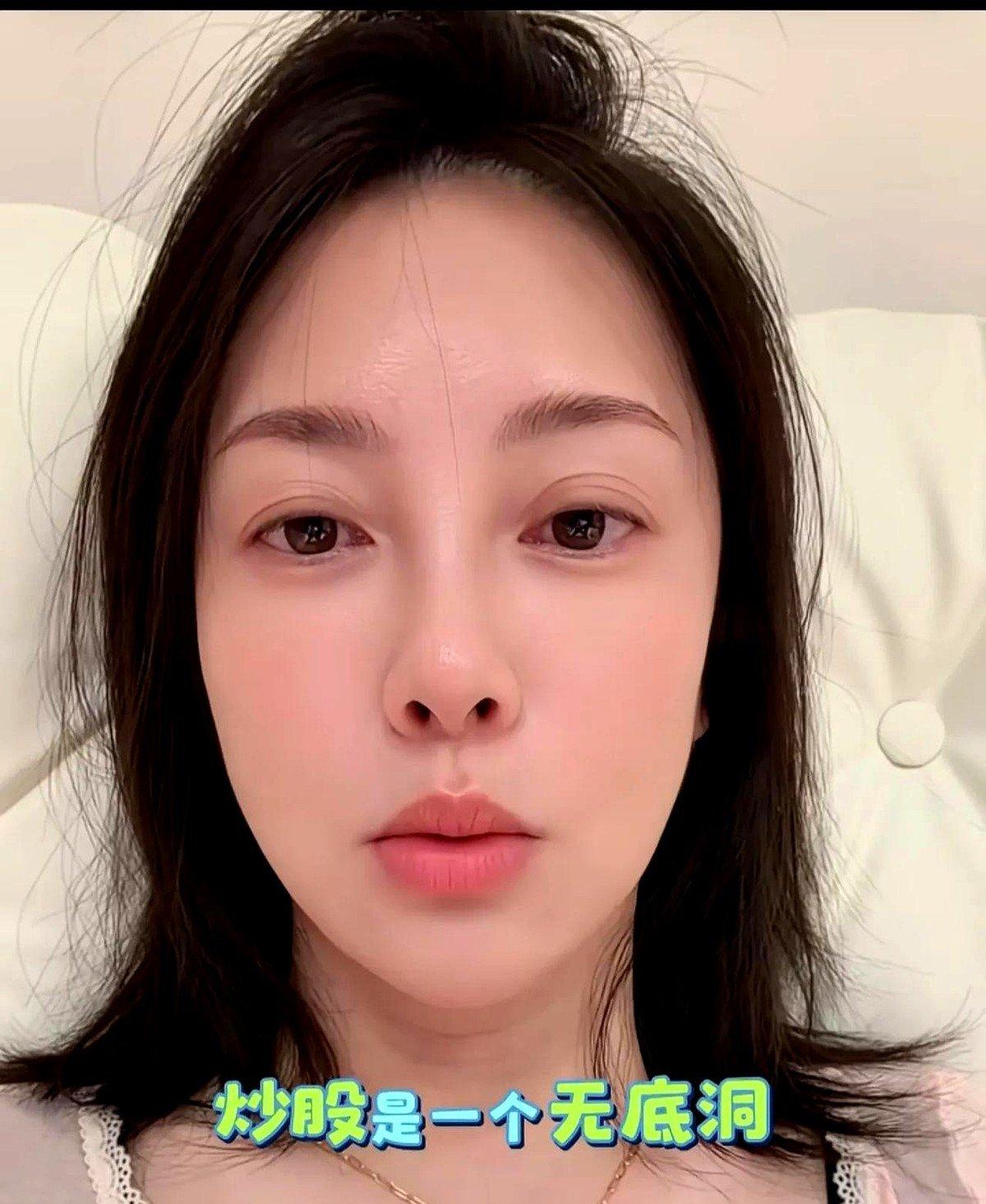 那天在商场，闺蜜刷卡那声“滴”响得我后槽牙都跟着酸了一下。她儿子像个小陀螺满场飞