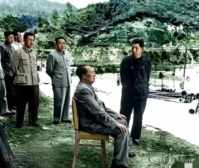 重上井冈山

1965年5月25日，71岁的毛主席再次来到井冈山，此次重上井冈山