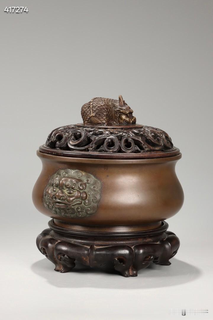 清 红木盖底玉堂清玩款狮耳炉

规格：炉高9cm，口径17.5cm，重2439.