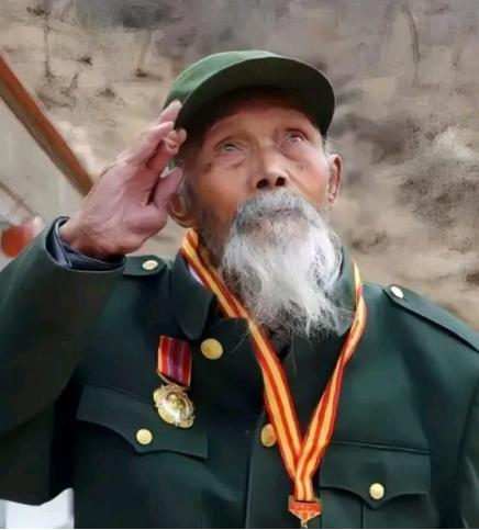 1939年，张树义接连杀了7个日军，此时他已经筋疲力竭。谁知就在这个时候，一名身