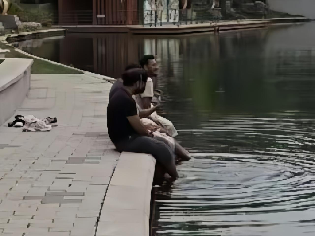 阿三还是讲卫生的，落地北京的第一件事，就是跑到朝阳公园把脚丫子洗洗干净。

你看