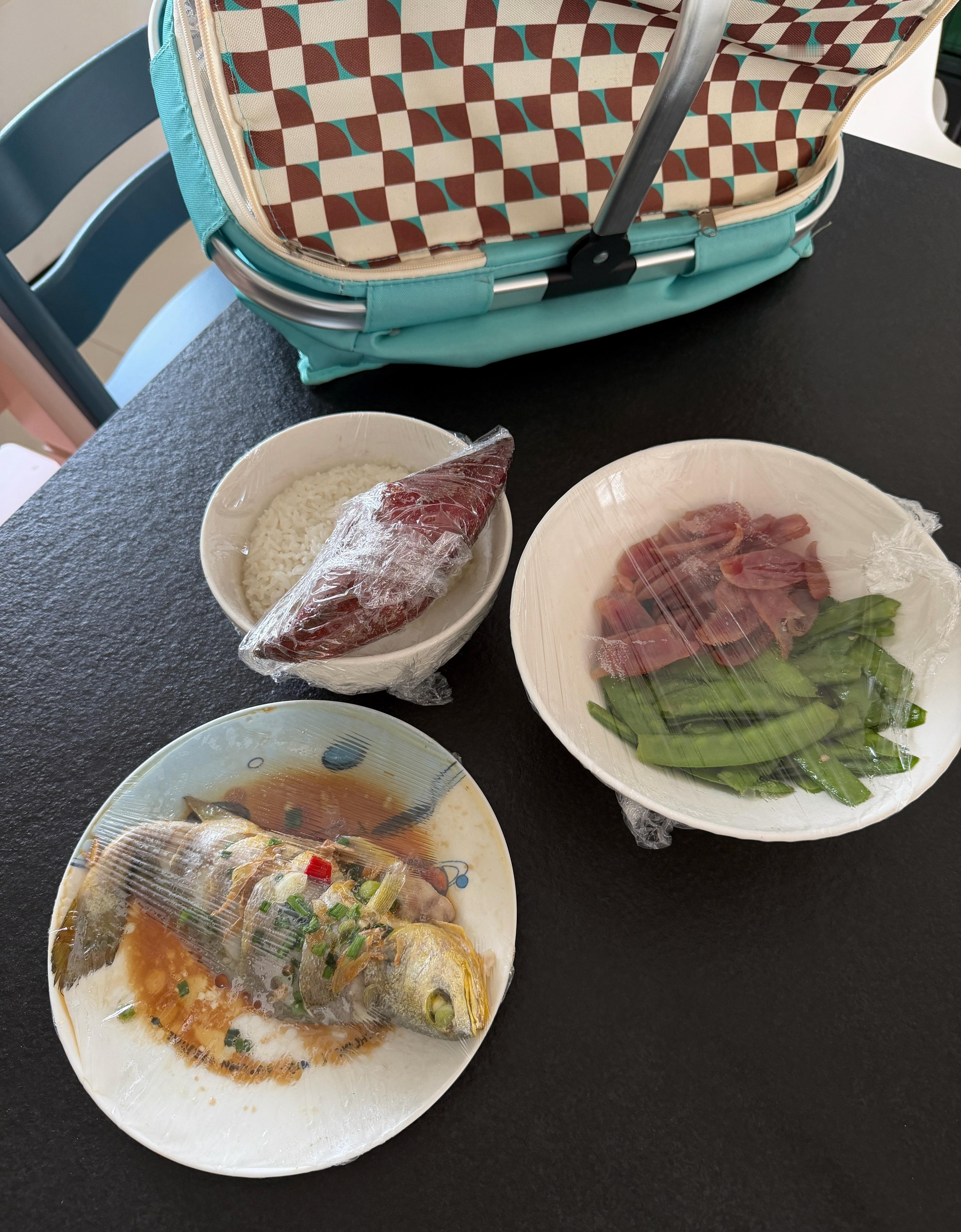 刚上厕所出来。婆婆把俩娃带下去了，然后给我端上来了午饭。因为她知道客人一多，我不