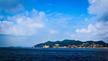 渤海是我国重要的半封闭型内海，北邻辽宁省，西邻河北省和天津市，南邻山东省，仅东面