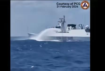 开炮真管用！中国海警船果断开炮，菲律宾50多艘舰船立即鸟兽散，夺命而逃！​黄岩岛