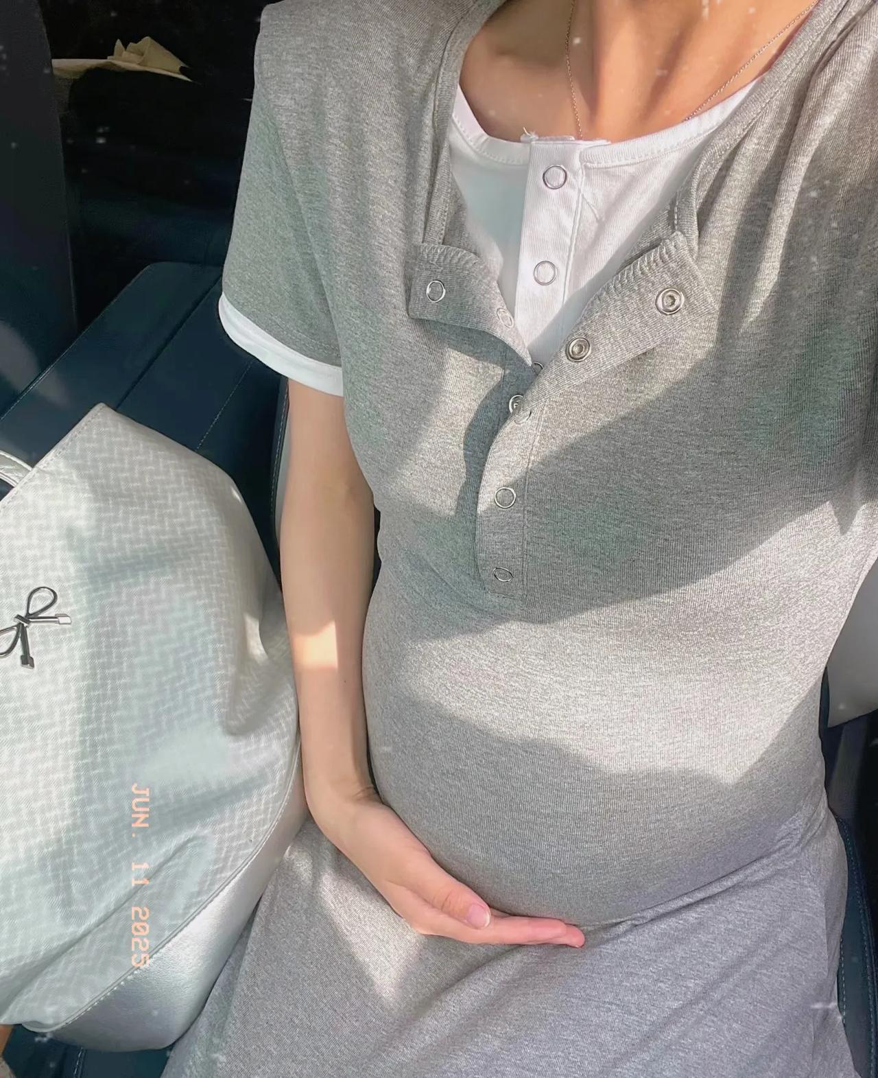 妈妈的肚子很大，能装下一整个我。妈妈的肚子又很小，好吃的东西总是一口就饱