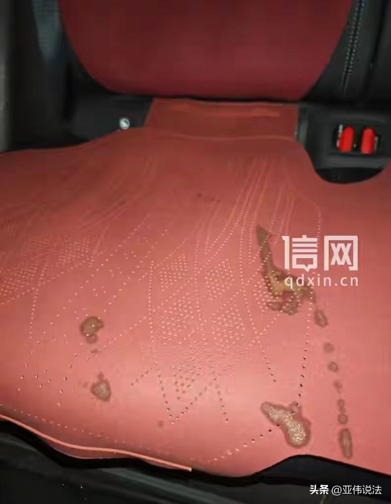 天津，网约车司机送完一对年轻男女后，往后座一看，竟发现后排坐垫上糊着一堆土黄色，