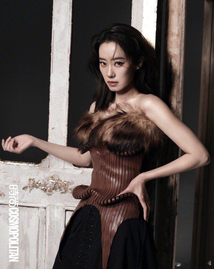 张小斐钩子一样的眼神 亮片烟熏妆让她的眼睛更加深邃，望向镜头时仿佛能看穿人心，那