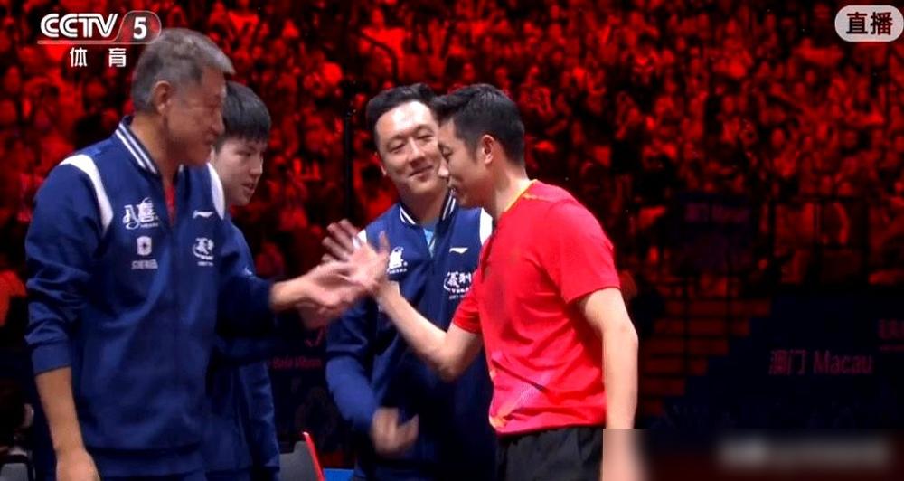 上海队的许昕，在比赛结束后，为了向马龙祝贺，来到北京队座席前，从头到尾，挨个跟北