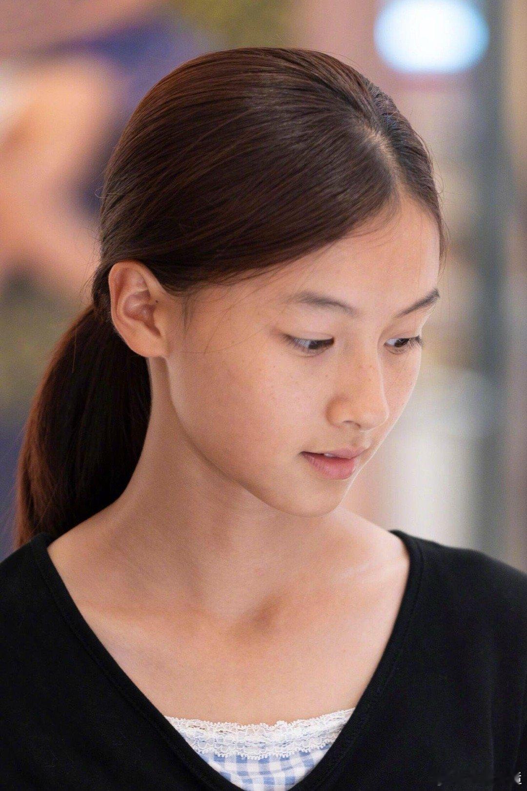 曾爆火素人女孩七七签约经纪公司 七七的眼光太稳准狠！放弃一众公司选定中都传媒，看