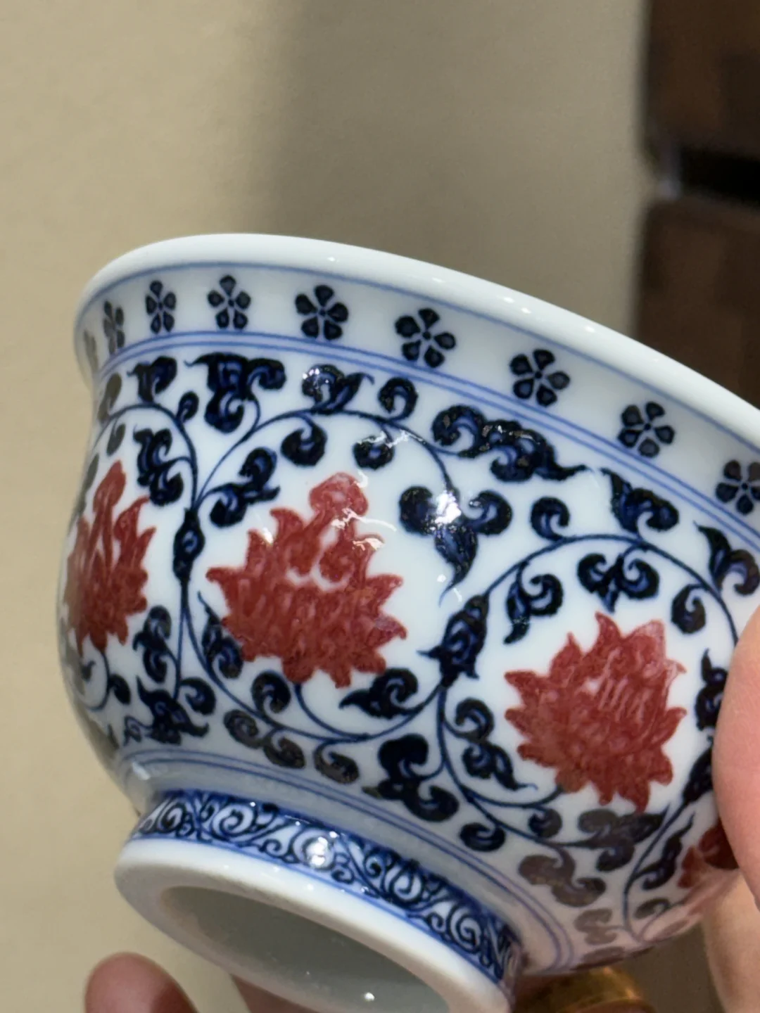 阳春白雪青花釉里红缠枝莲双狮压手杯