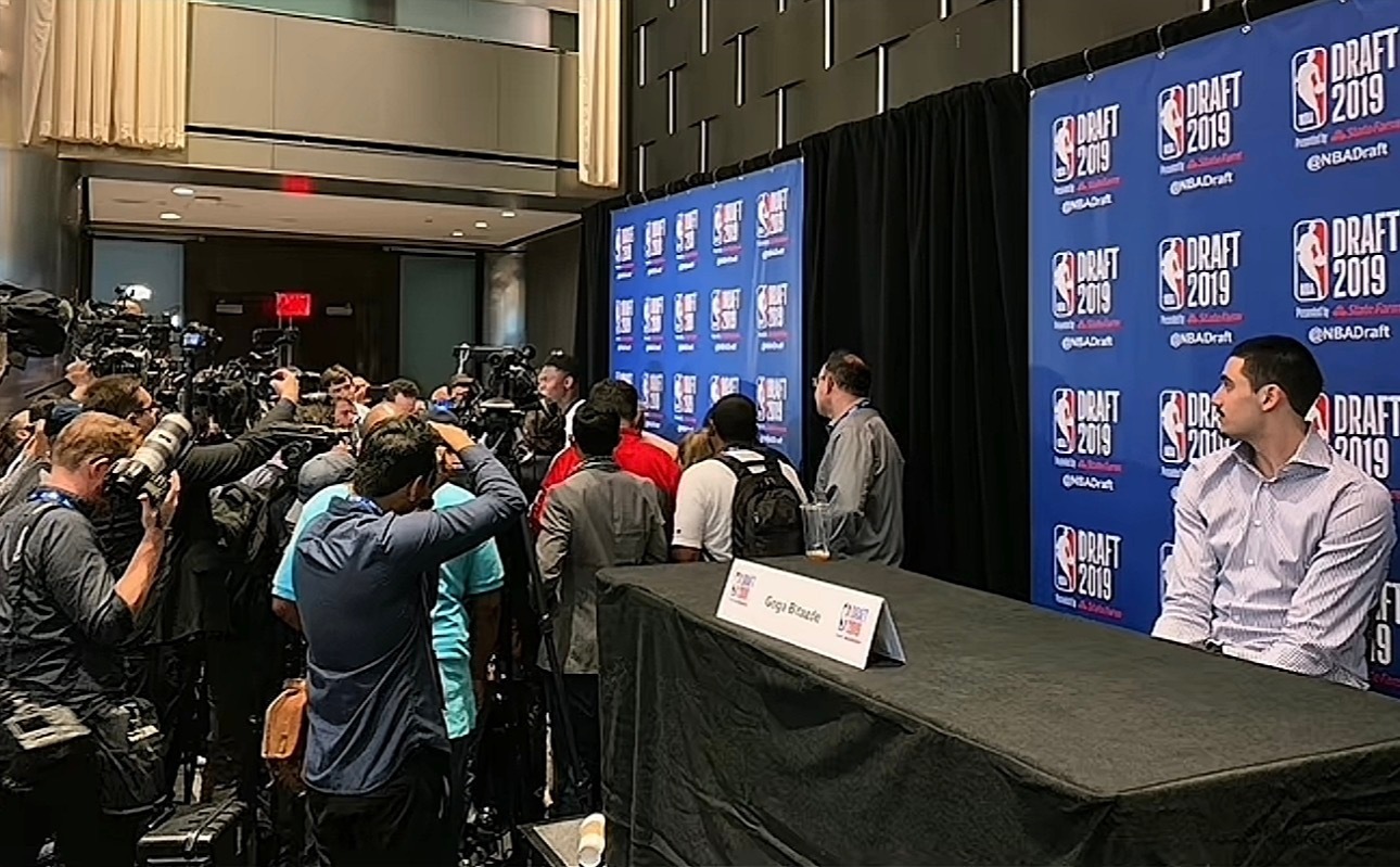 今日湖人队客场击败魔术队取得九连胜，但是在本场比赛中发生不和谐一幕，东契奇因为与