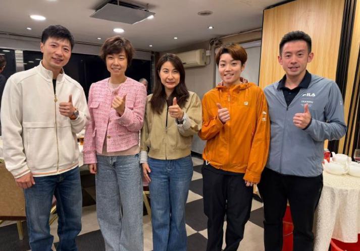 这张照片含金量很高啊。
左起第一位乒乓球运动员马龙，曾获得31个世界冠军，其中包