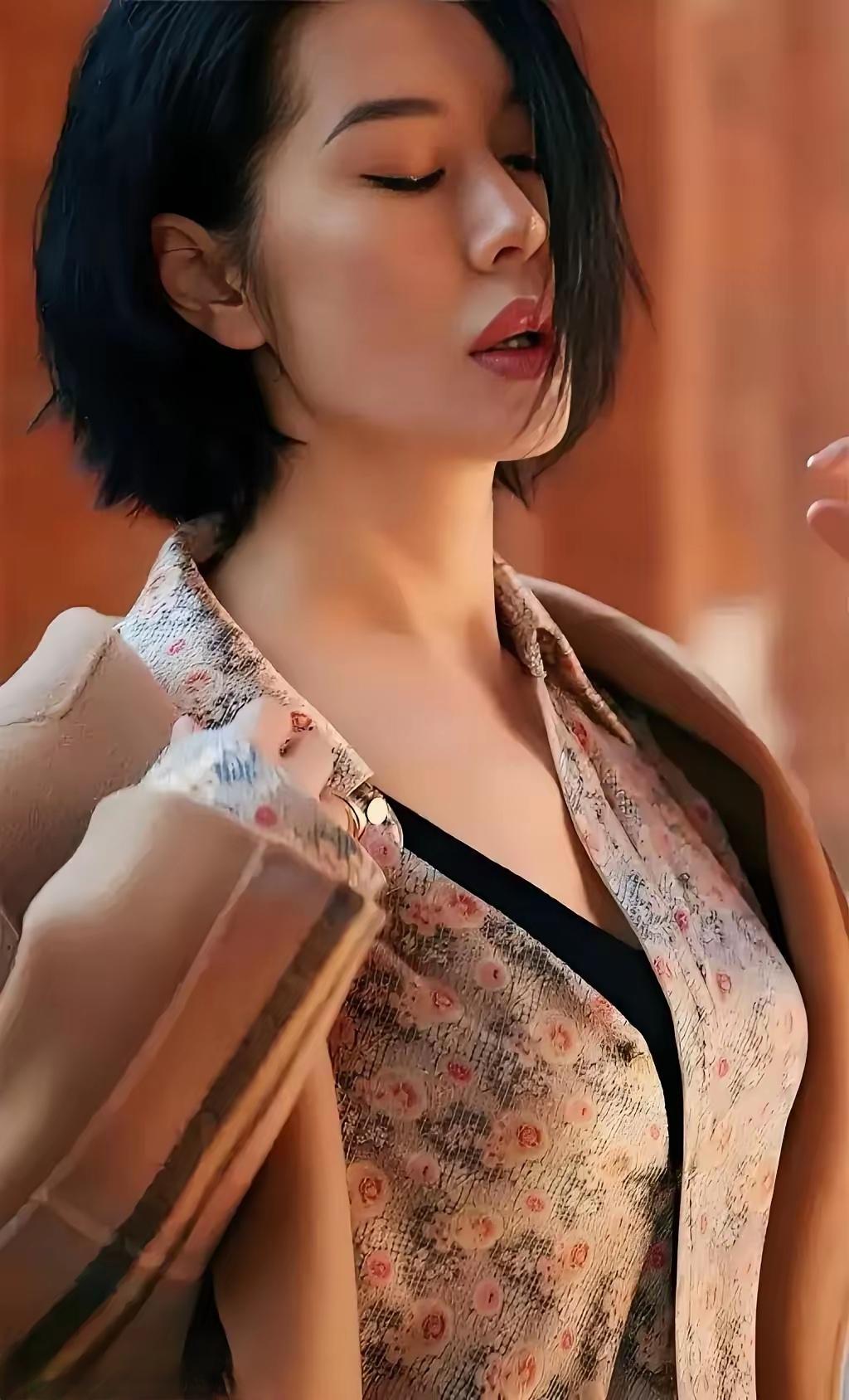 余男，好性感迷人！最喜欢她在电影《杀生》里饰演的寡妇，那真是风情万种，那高挺的鼻