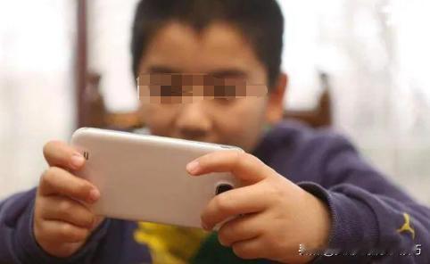 为什么说穷人的孩子成天就知道玩手机？
 
之前在网上有一个很火的视频，一位母亲录