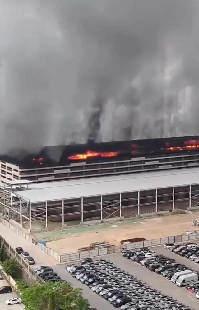 比亚迪深圳总部4月14号凌晨发生火灾，上千台样车和旧车被烧毁，周边学校临时停课、