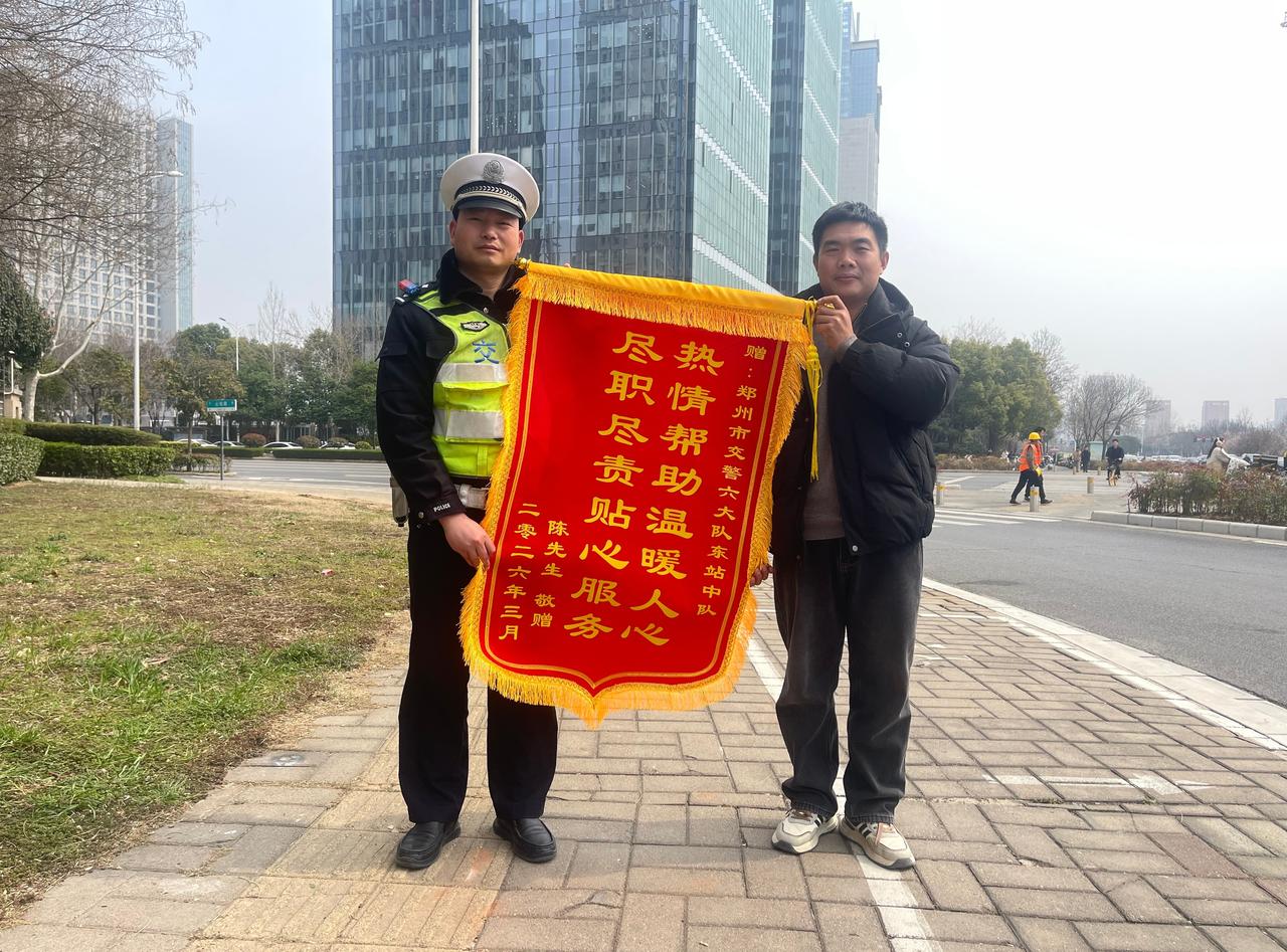 3月11日，郑州交管六大队民警发现一辆货车抛锚在东三环隧道内，且后方只有一个纸箱