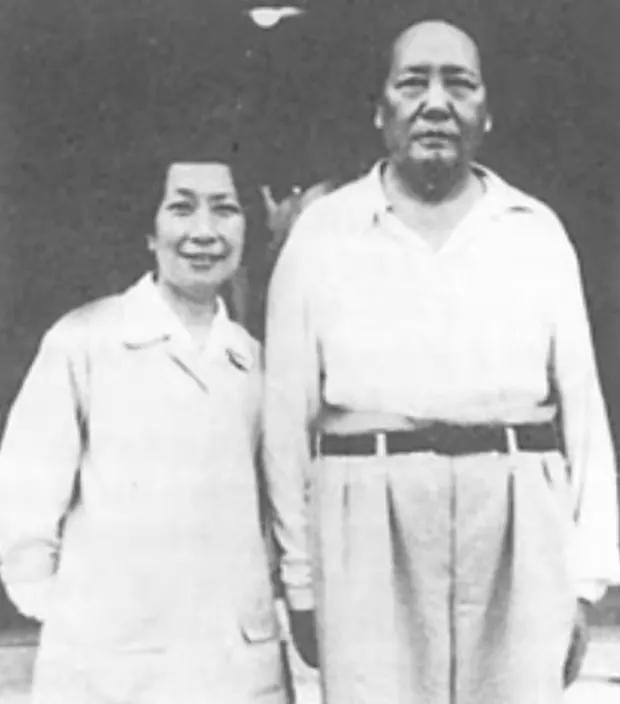 当年因怀念为革命失去的爱人，毛主席曾与杨开慧的闺蜜李淑一有一次动人的诗词对话。读