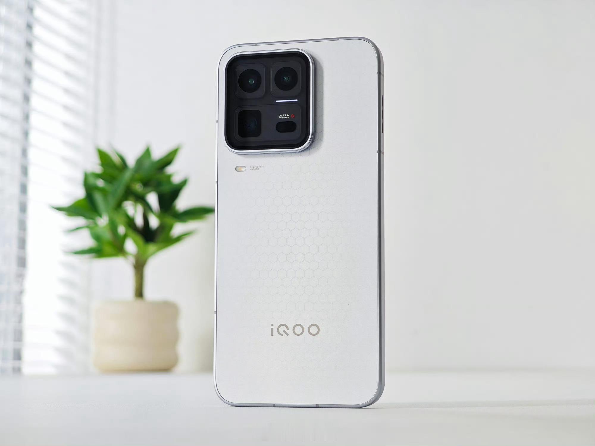 iQOO 15 Ultra 银色 2049 真机实拍 📱致敬《银翼杀手 204