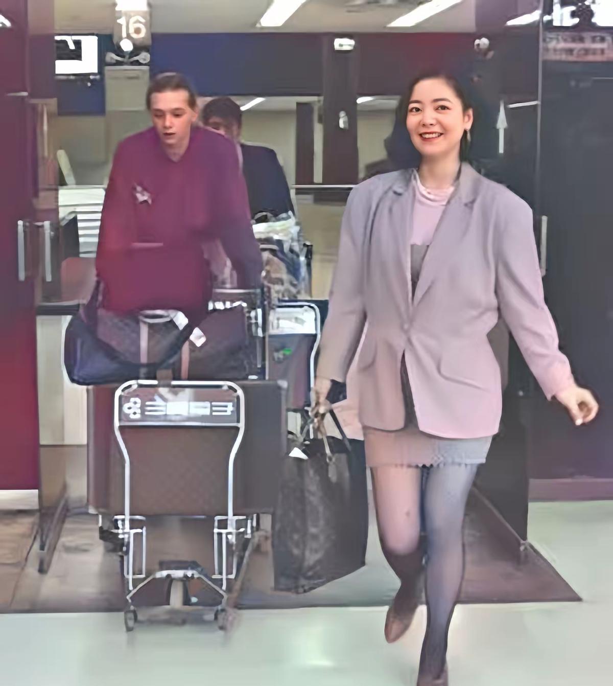 一九九一年，东京，刚走出机场的邓丽君与她的男友保罗。此时邓丽君三十八岁，与男友保