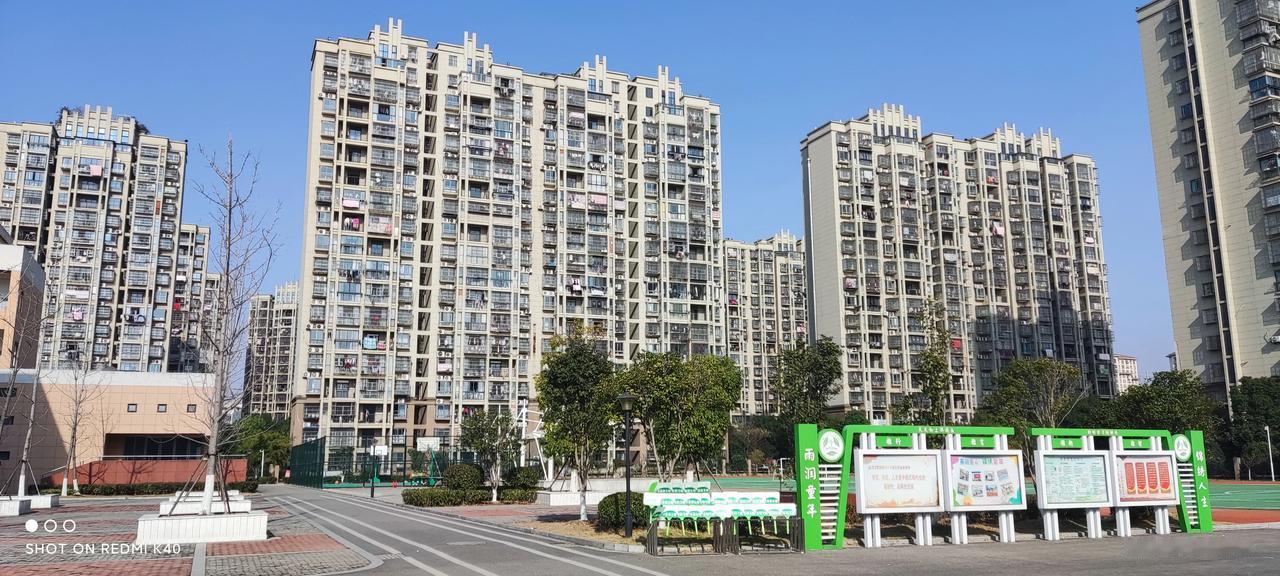 餐后无风静，暖阳困意生。。。。
头条凑文句，清脑又清心。。。。
上句:雪落千山静