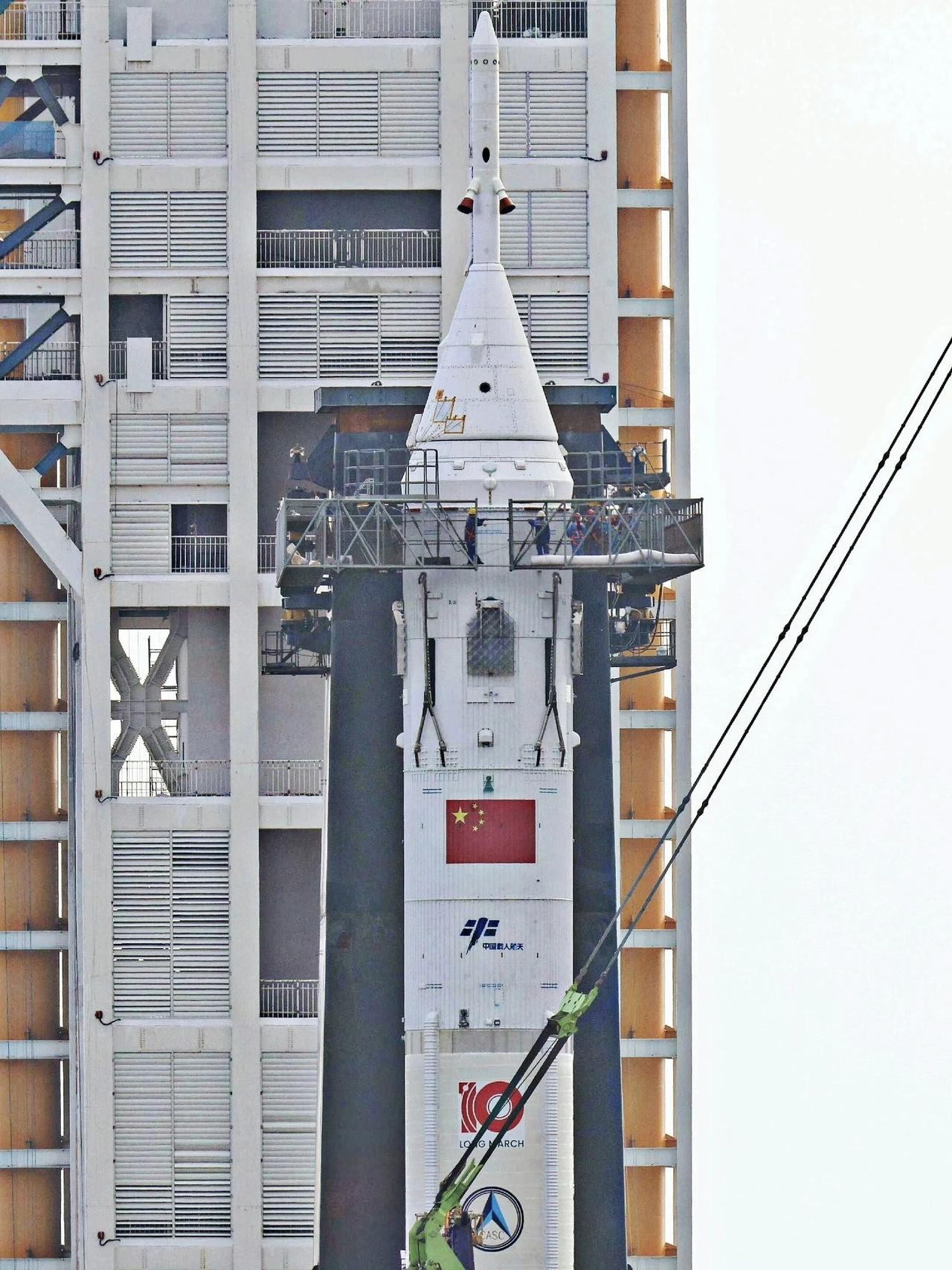 2月8日，据社交网站报道，竖立在海南文昌航天发射场301发射工位的长征十号甲试验