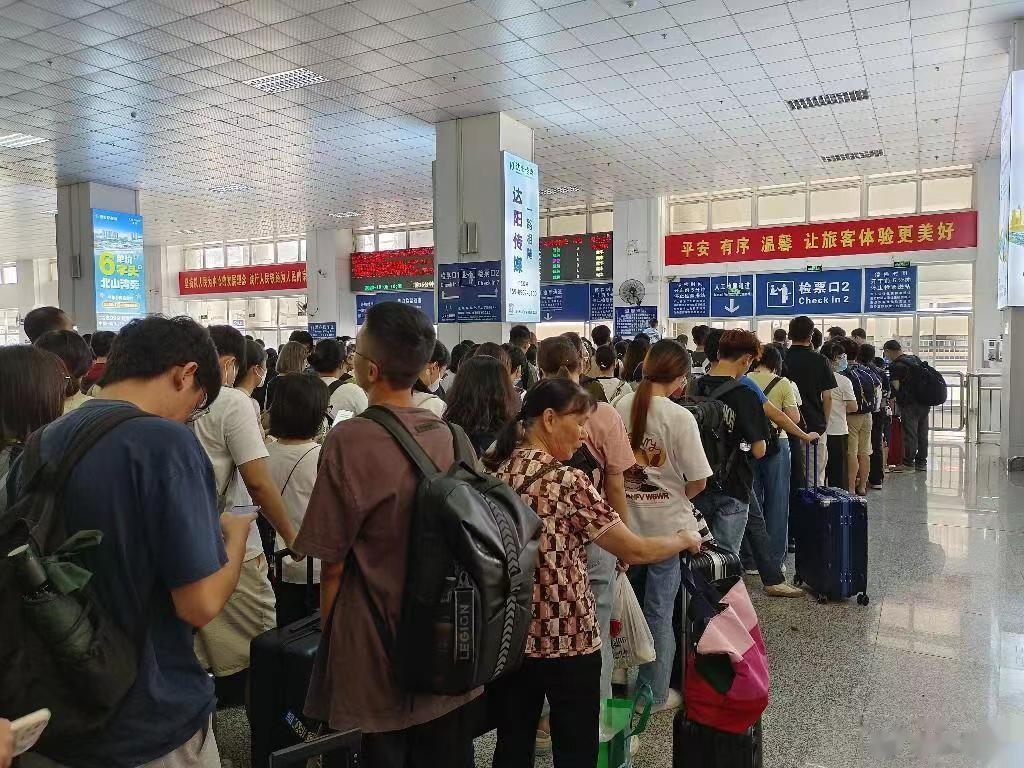 【单日发送旅客超3.45万人次！汕头站10月5日开满35趟动车服务返程高峰旅客出