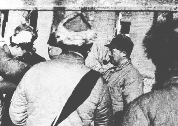 1946年3月，晋察冀军区司令员聂荣臻(左3)、晋绥军区司令员贺龙(左5)视察晋