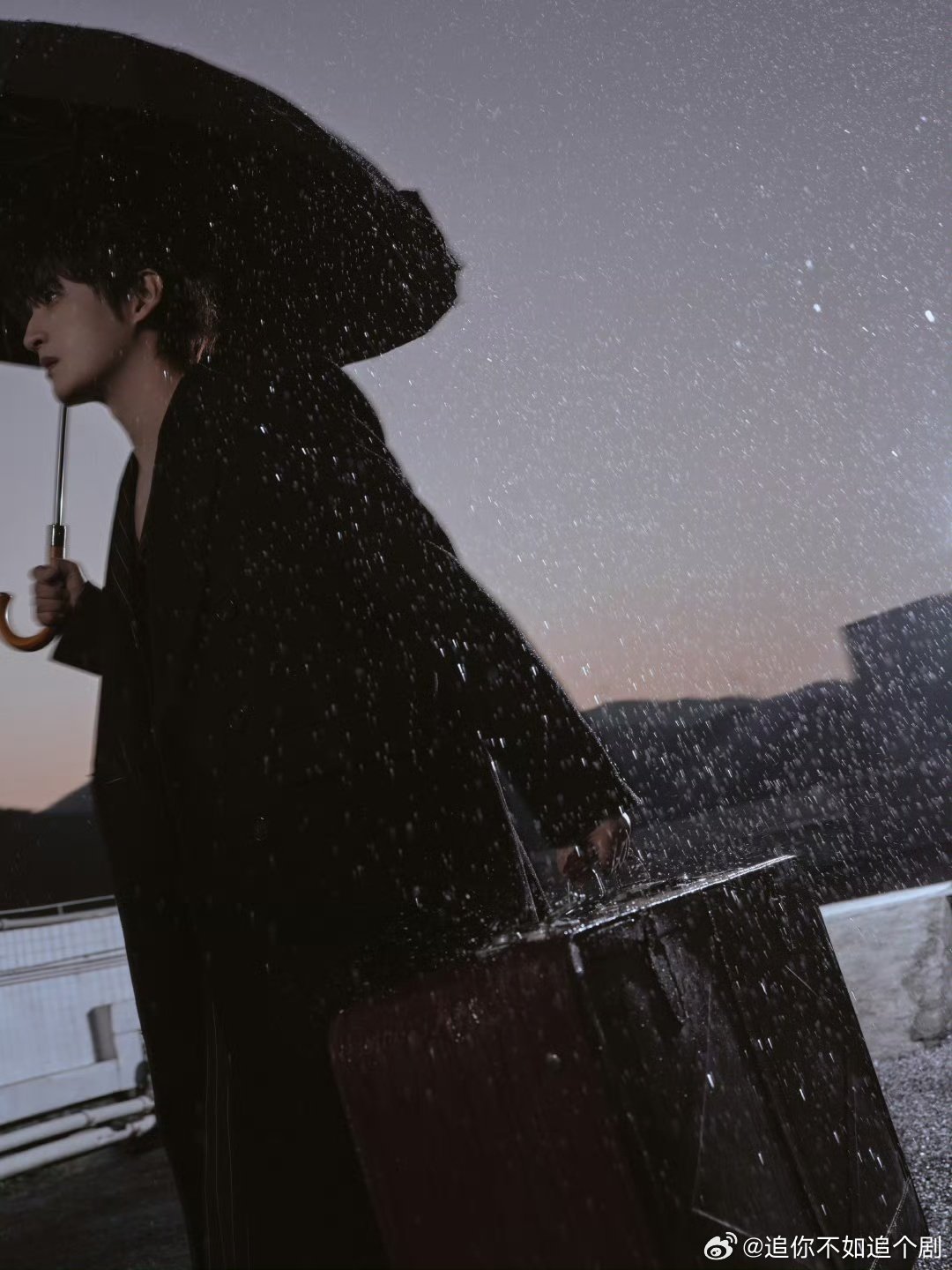 张远是来微博之夜拍007的吗 今天的远哥帅到失语，特工造型封神 