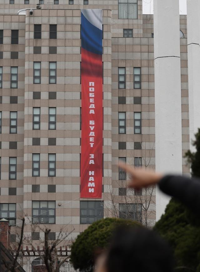 俄大使馆在首尔打出巨幅标语，韩方要求撤下被拒
据韩国《中央日报》当地时间22日消