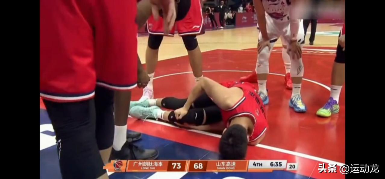 老叔现场目睹大侄子再受重伤，表情痛苦凝重。
今天广州队主场迎战山东队，郭艾伦伤愈