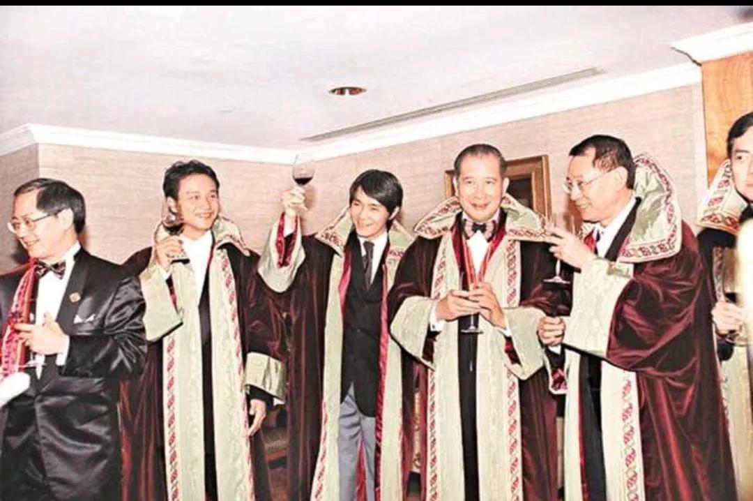 1999年，周星驰和张国荣，一起出席活动时，一张罕见的留影，原来正是在这一年，张