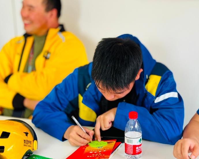 近日，台州三门。在海游街道“城市暖新驿站”内，一场别开生面的小哥圆桌会火热进行。
