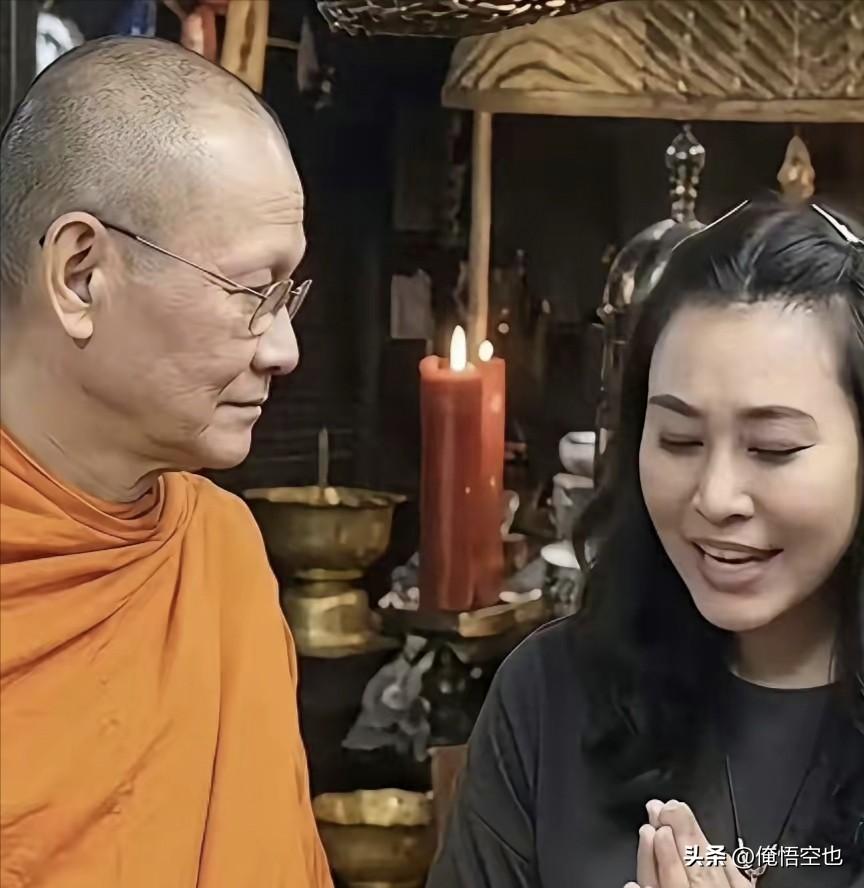 看这位泰国大师看女施主的眼神，就知道他不单纯！