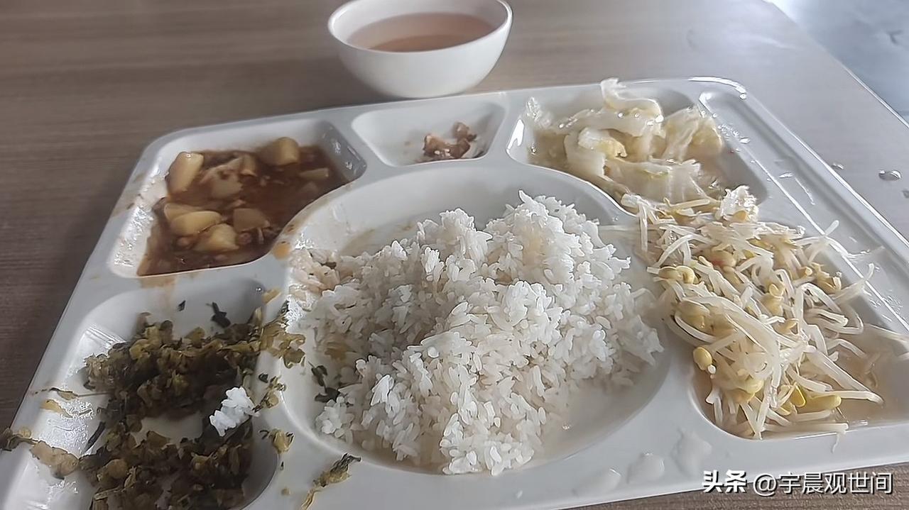 表哥在某个厂子里上班干活，他说在厂子里食堂吃饭，吃完浑身没力气，油水太少了[捂脸