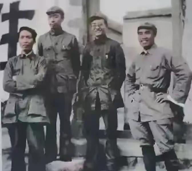 1936年长征走完，四个伟人并排站着留下合影，体型瘦弱，衣衫褴褛，你认识几位呢？