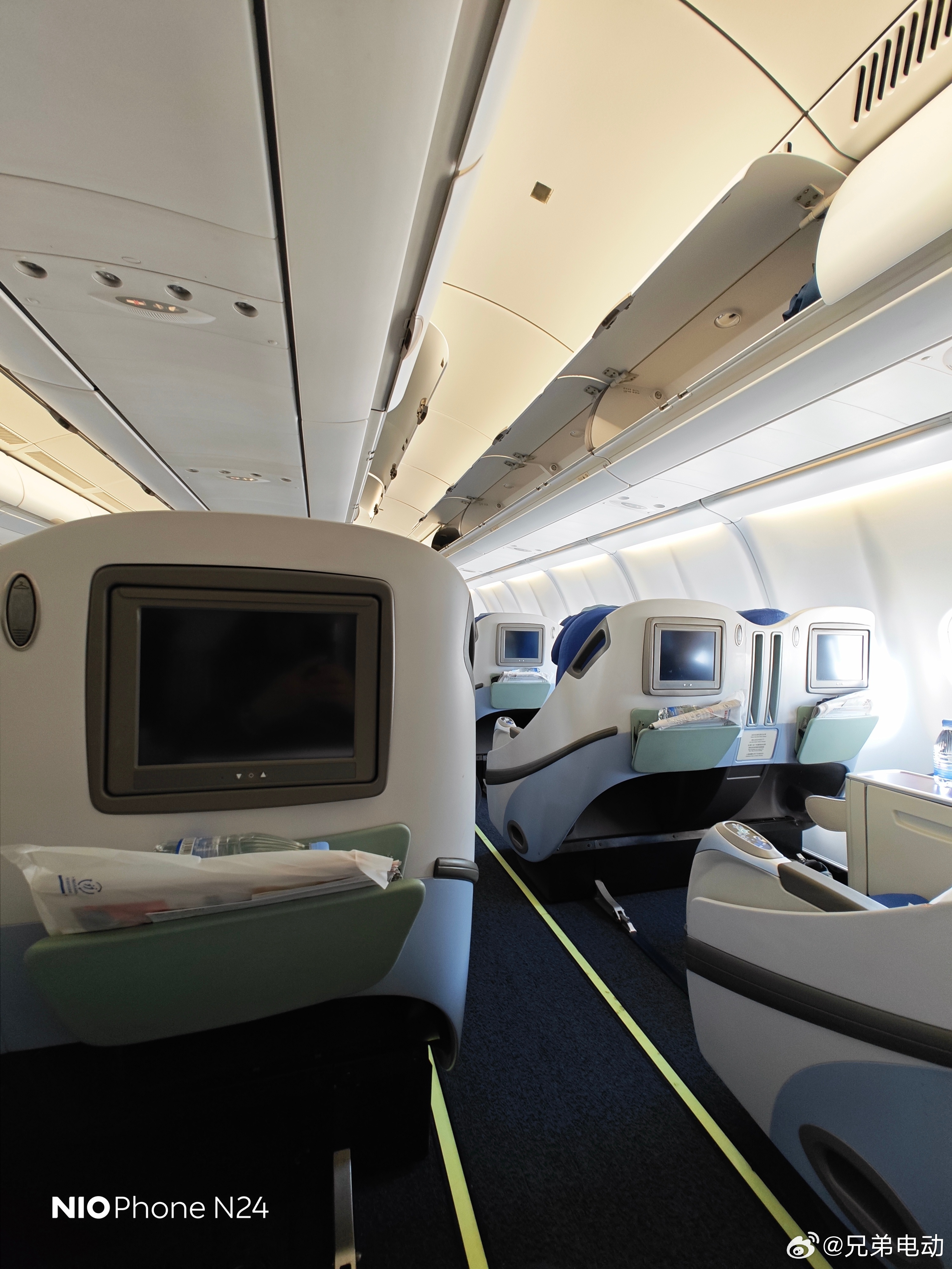 踝部博主混个公务舱出行，去拍个有趣的车颜色兄弟电动