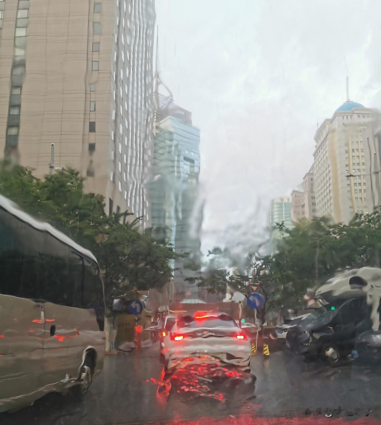 今天晚上五点半，我开车出去办事归来，在人民路遇到瓢泼大雨，车刷子以最快的速度狂刷