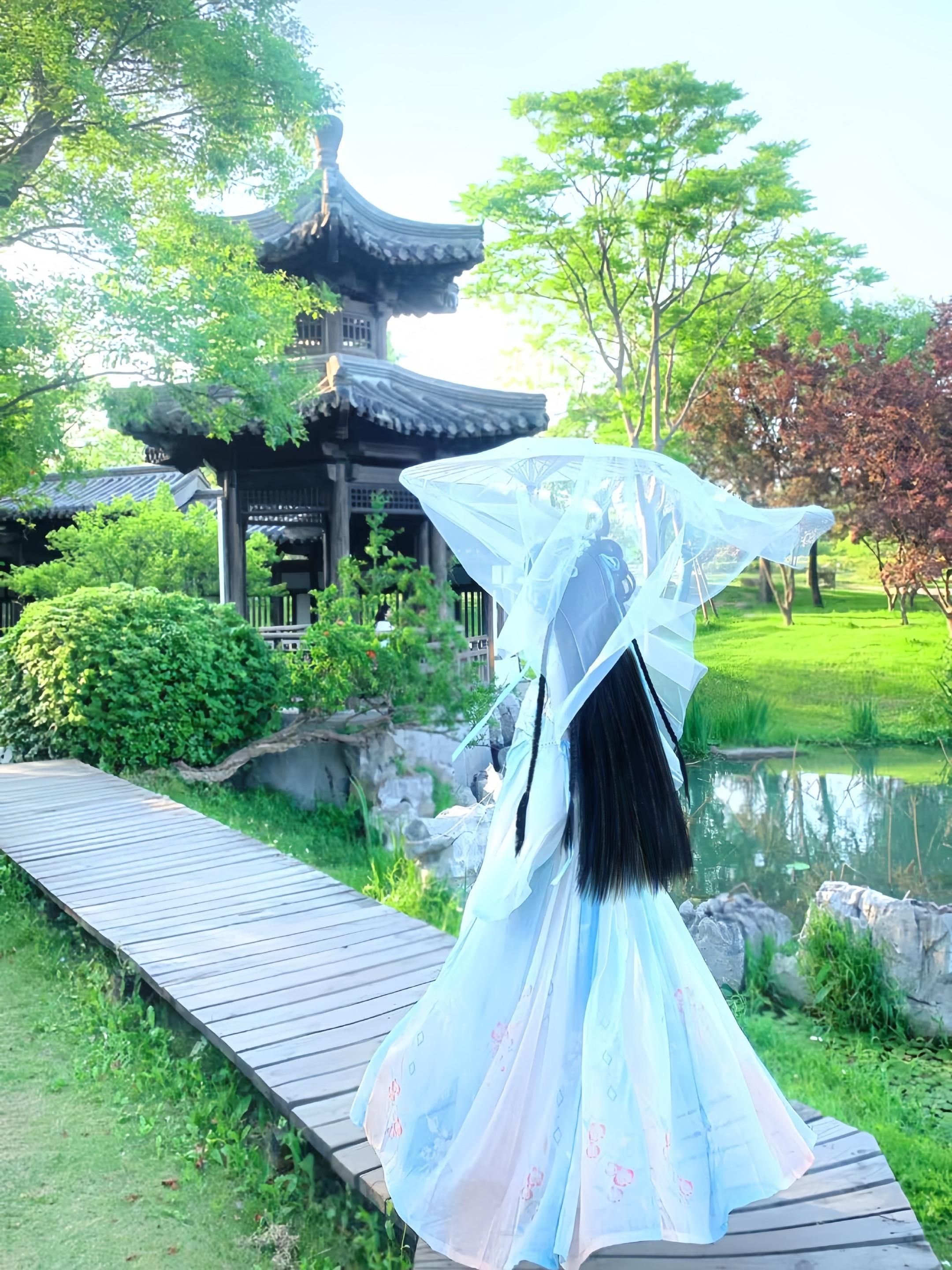 师兄 莫要为了儿女私情耽误了大事。