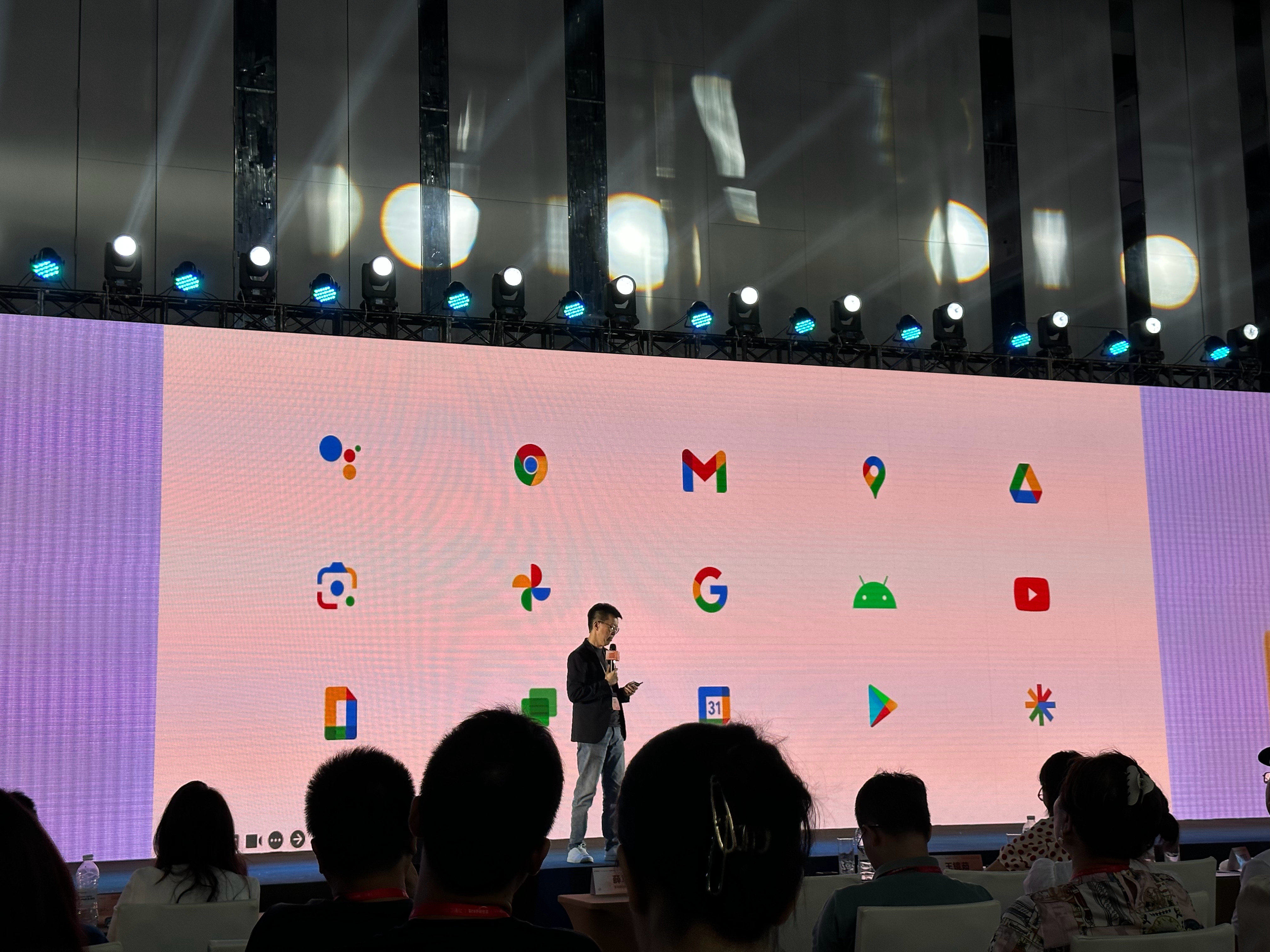 来参加Google的AI发布会。这么多图标好喜欢啊[哈哈]大家觉得哪个最好看？[