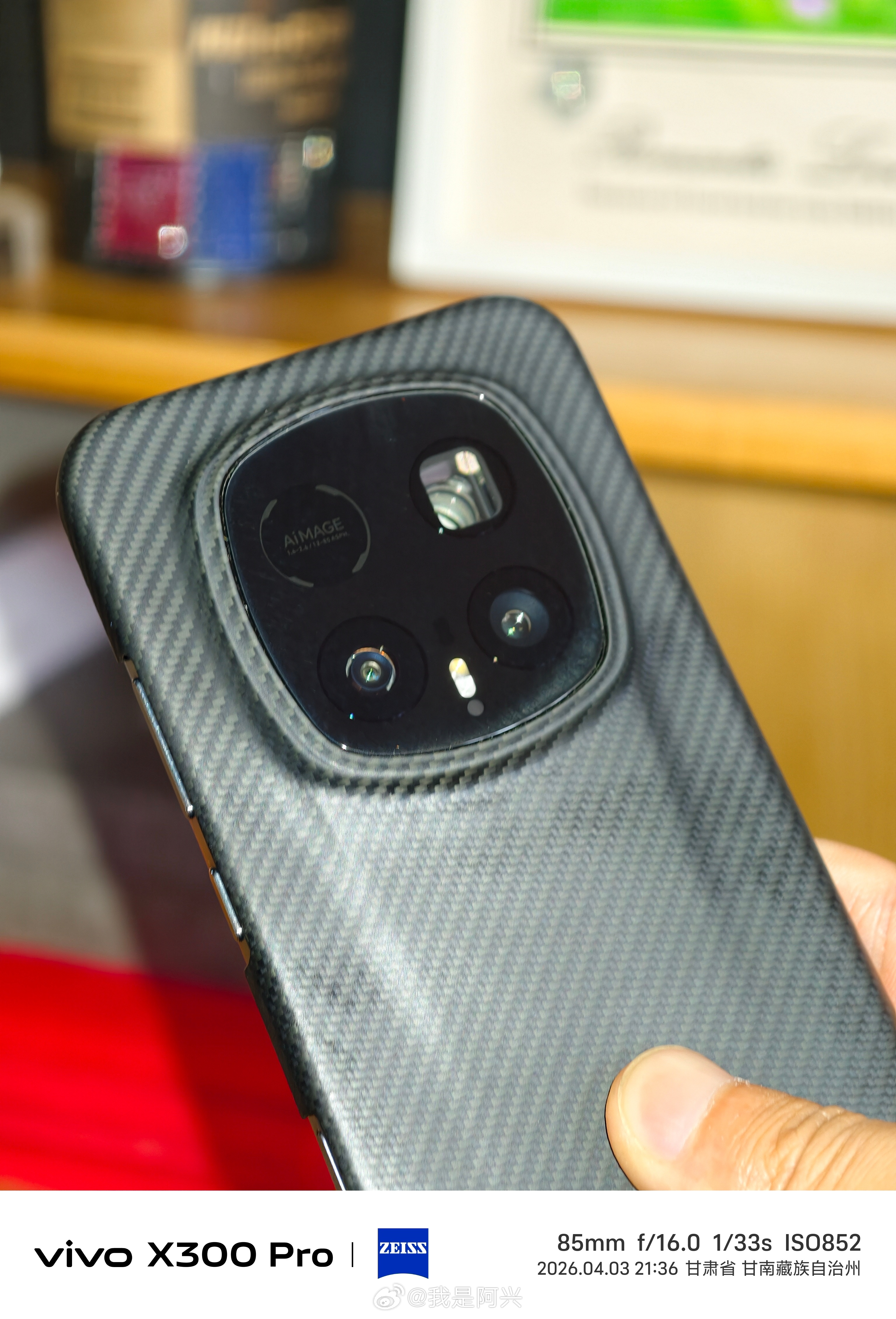 今天贴废了3张AR镜头膜，最后一张终于贴好了，每次贴完都发现里面进灰，作为强迫症