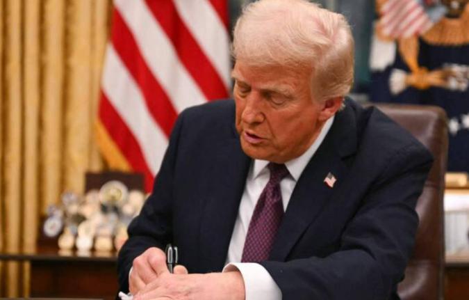 就在刚刚，
特朗普作出一个重大举动，提到中国富豪。

在美国联邦最高法院预定就限