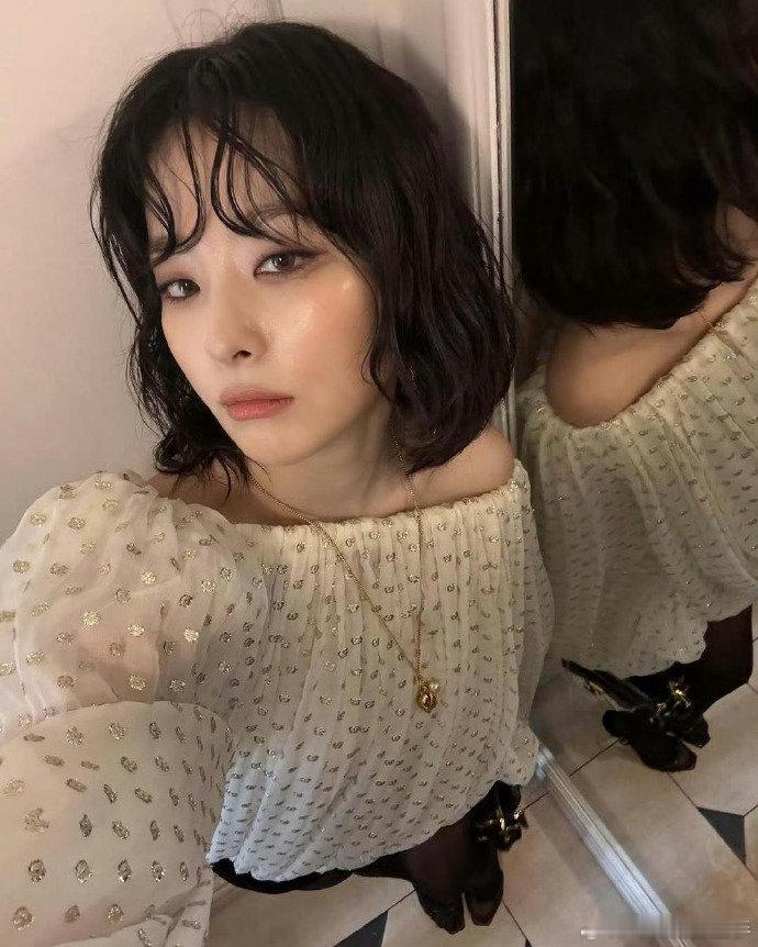 姜涩琪lami去看了泰妍演唱会 姜涩琪带着 lami 享受泰妍舞台，lami 出