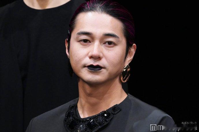 认不出来这是东出昌大东出昌大舞台剧造型 据日媒，东出昌大今日出席舞台剧首演前见面